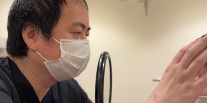 平行二重のデザインを医師と確認する診察のイメージ