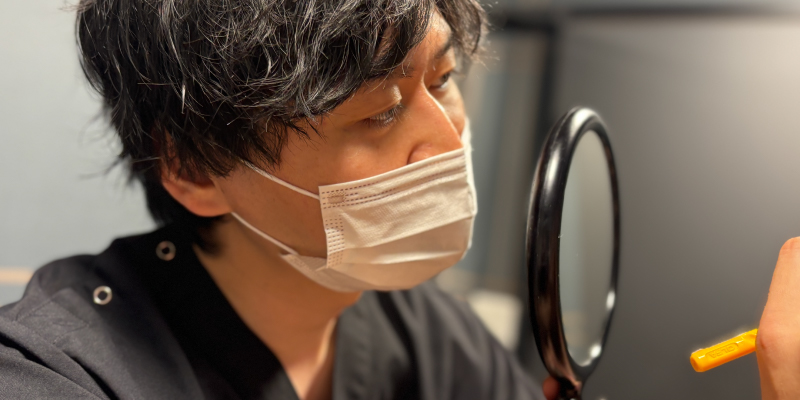 男性のまぶたに合う二重ラインを医師が確認する様子