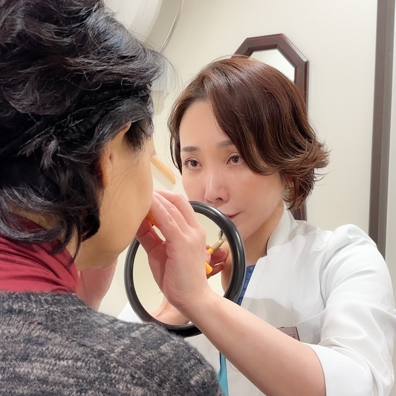 埋没デザイン中の小西医師