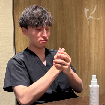尚也医師がVCローションを試している様子