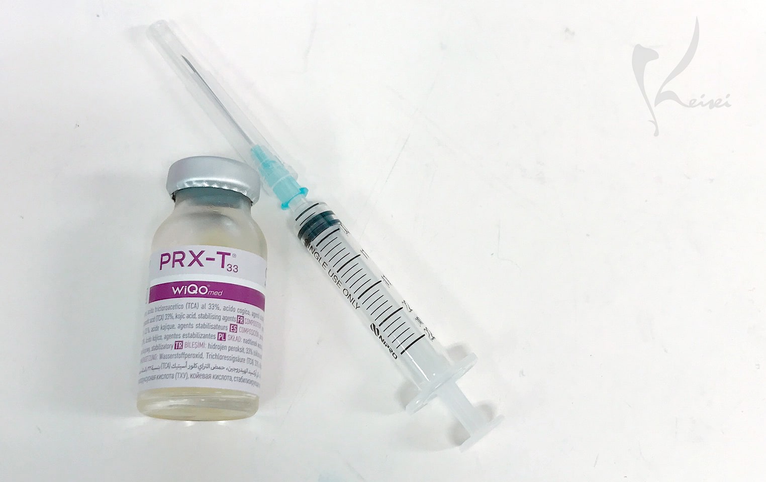 マッサージピールの薬剤「PRX-T33」と注射器の画像