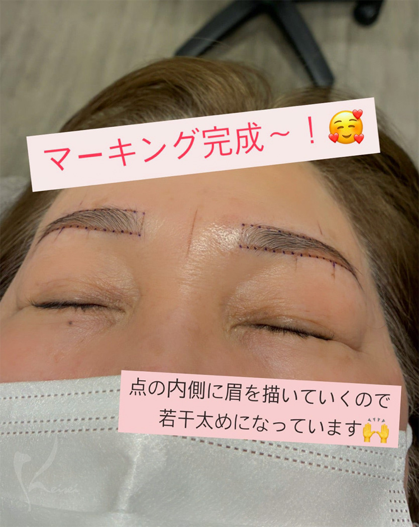 眉アートメイク施術前のマーキング（下書き）を確認する60代女性
