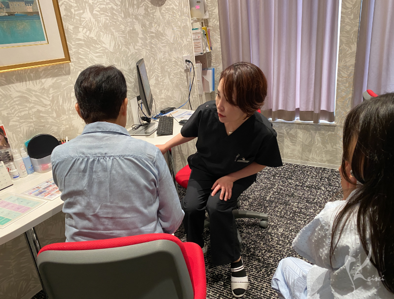 小西医師とのカウンセリングの様子