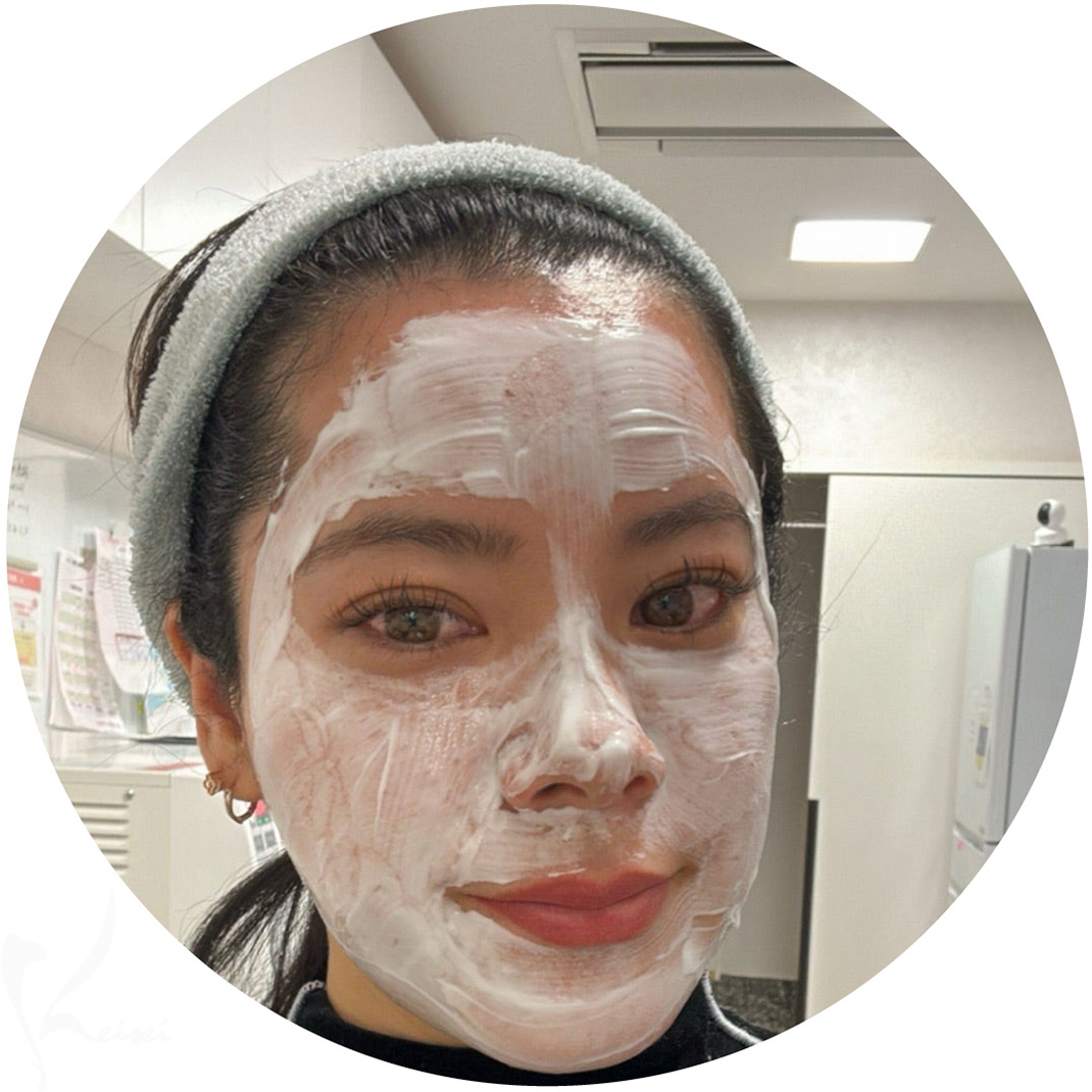 顔に麻酔クリームを塗ったスタッフ