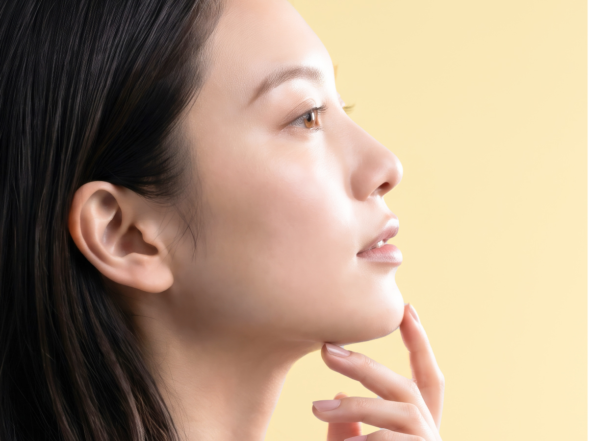 フェイスラインを確認する女性