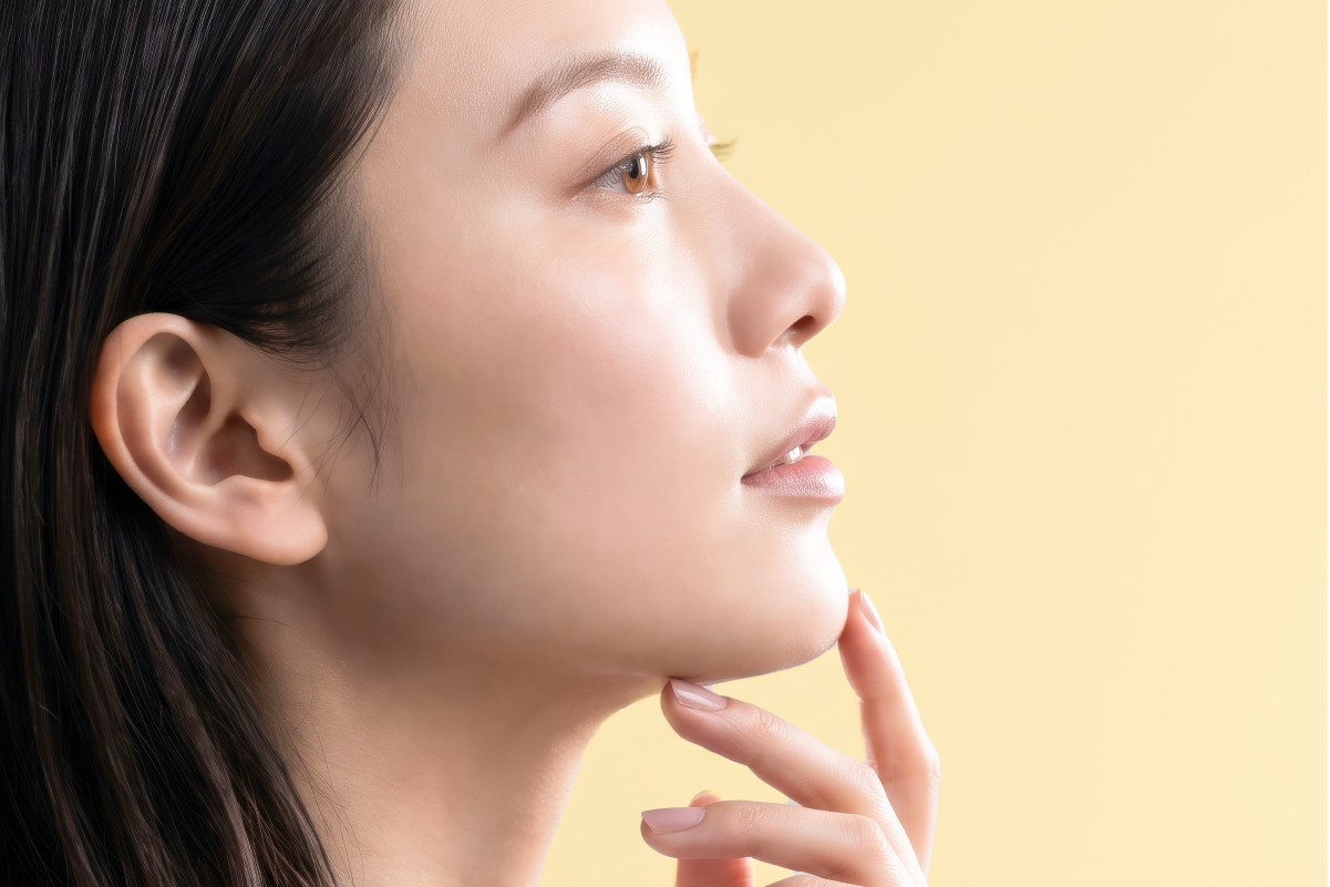 フェイスラインを確認する女性