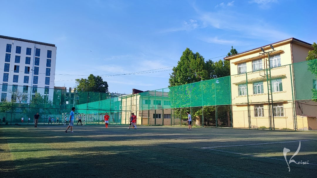 学生さんとフットサルする様子